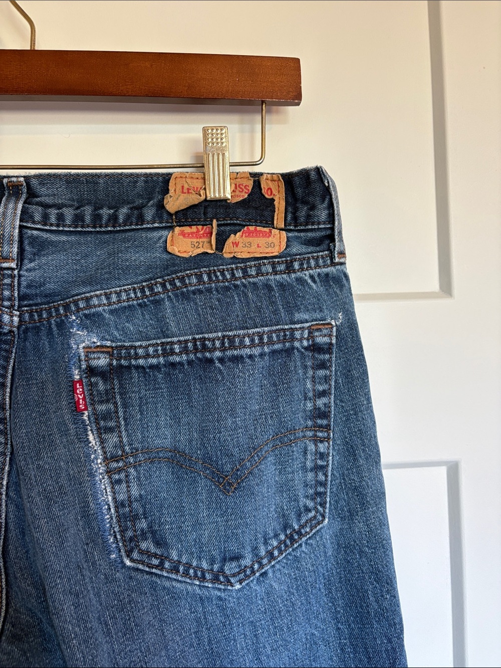 Distressed 527 Levi's Blue jeans